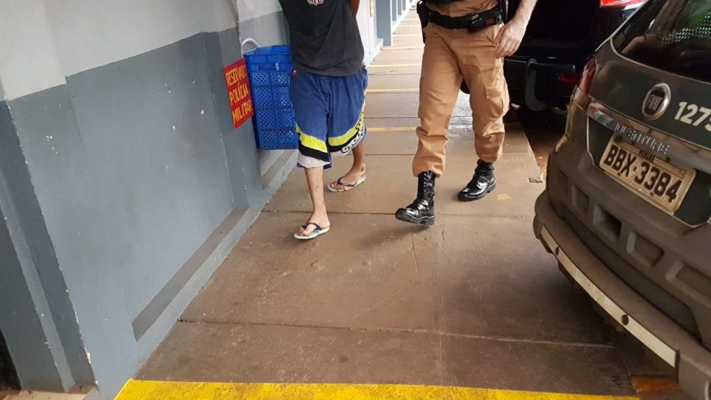 Jovem é detido pelo Choque e levado à Delegacia de Polícia Civil Jovem é detido pelo Choque e levado à Delegacia de Polícia Civil