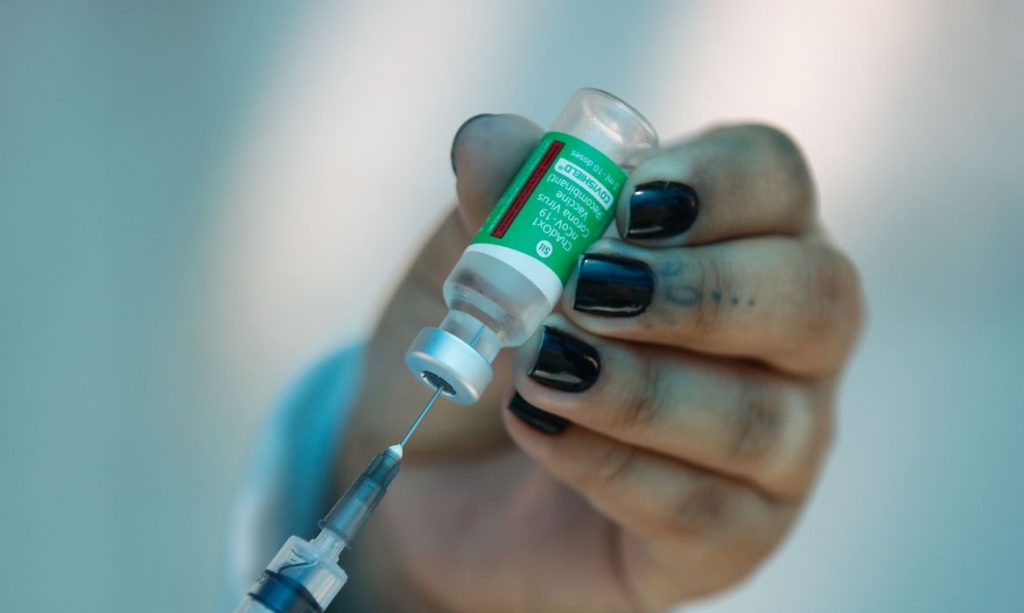 Vacinas fornecidas pelo consórcio Covax desembarcam em Guarulhos