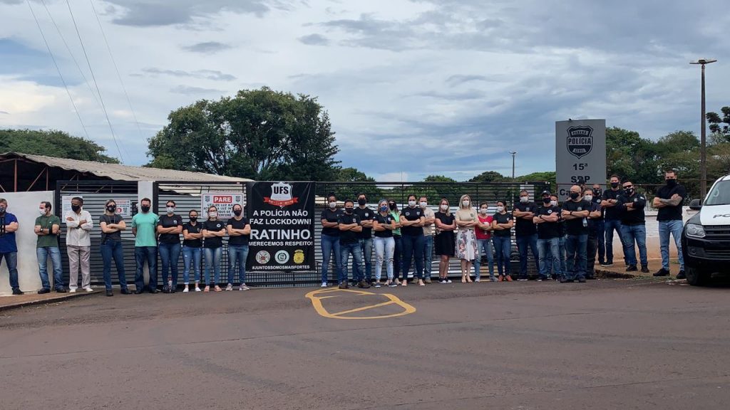 ‘Merecemos mais respeito’: Servidores da 15ª SDP fazem mobilização contra o governo estadual ‘Merecemos mais respeito’: Servidores da 15ª SDP fazem mobilização contra o governo estadual