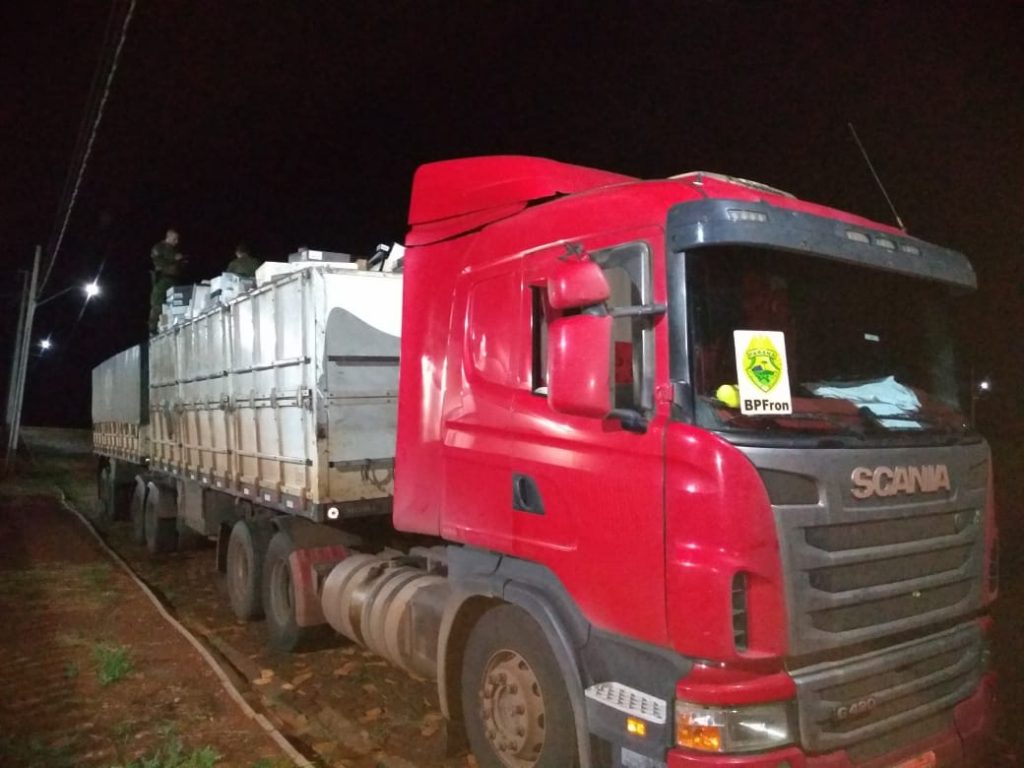 Carreta carregada com bebidas estrangeiras, importadas ilegalmente, é apreendida em Santo Antônio do Sudoeste
