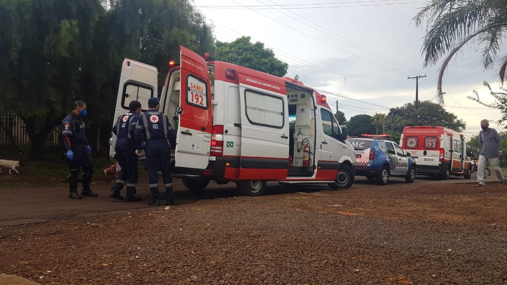 Homem que estaria agressivo é atendido pelas equipes do Samu no Bairro Santa Felicidade Homem que estaria agressivo é atendido pelas equipes do Samu no Bairro Santa Felicidade