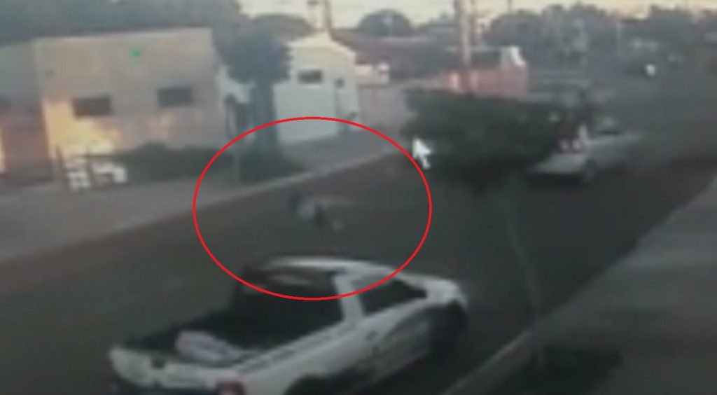 Vídeo mostra forte colisão de trânsito no Bairro Santa Cruz; Motociclista ‘tirou fina’ de veículo na queda Vídeo mostra forte colisão de trânsito no Bairro Santa Cruz; Motociclista ‘tirou fina’ de veículo na queda