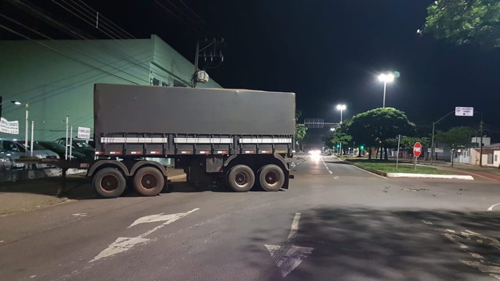 Semirreboque de carreta se solta e interdita trecho da Av. Barão do Rio Branco, perto do Trevo da Ceasa Semirreboque de carreta se solta e interdita trecho da Av. Barão do Rio Branco, perto do Trevo da Ceasa