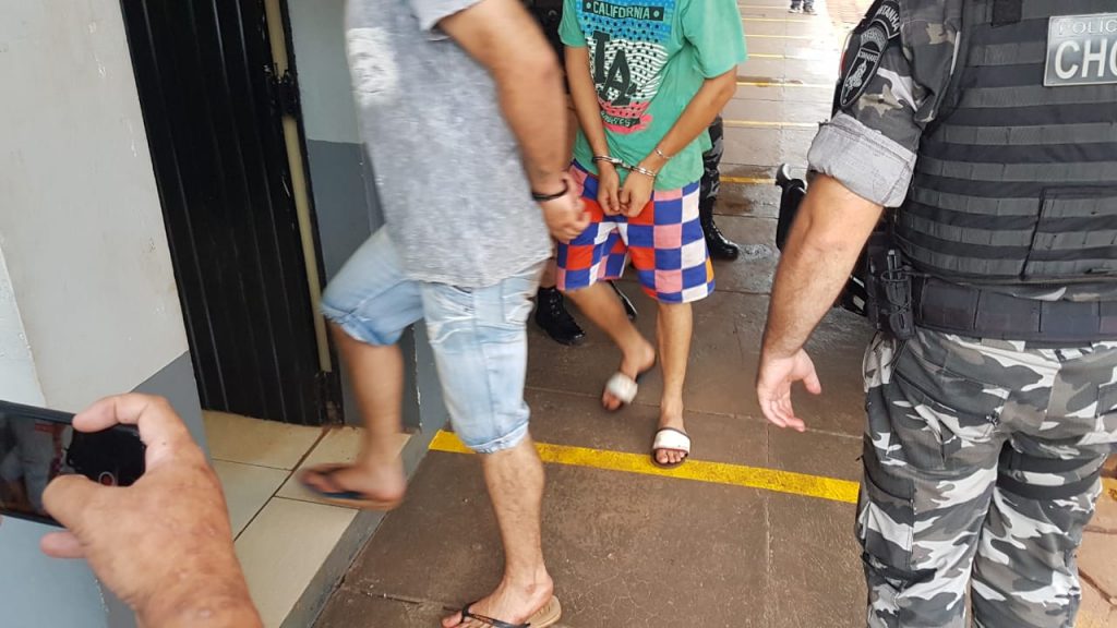 Dupla é detida pela PM com porções de cocaína, balança e dinheiro no Santa Felicidade