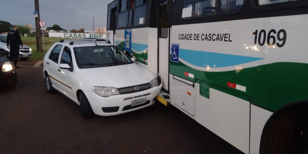 Ônibus do transporte coletivo e carro se envolvem em acidente na Avenida Rocha Pombo Ônibus do transporte coletivo e carro se envolvem em acidente na Avenida Rocha Pombo