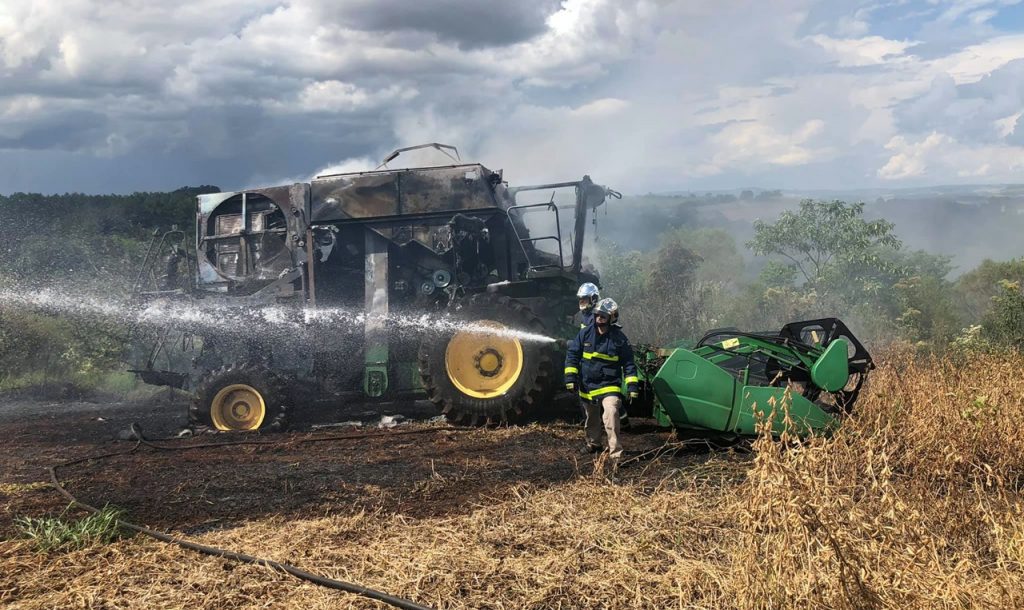 Colheitadeira é destruída pelo fogo em Coronel Vivida Colheitadeira é destruída pelo fogo em Coronel Vivida