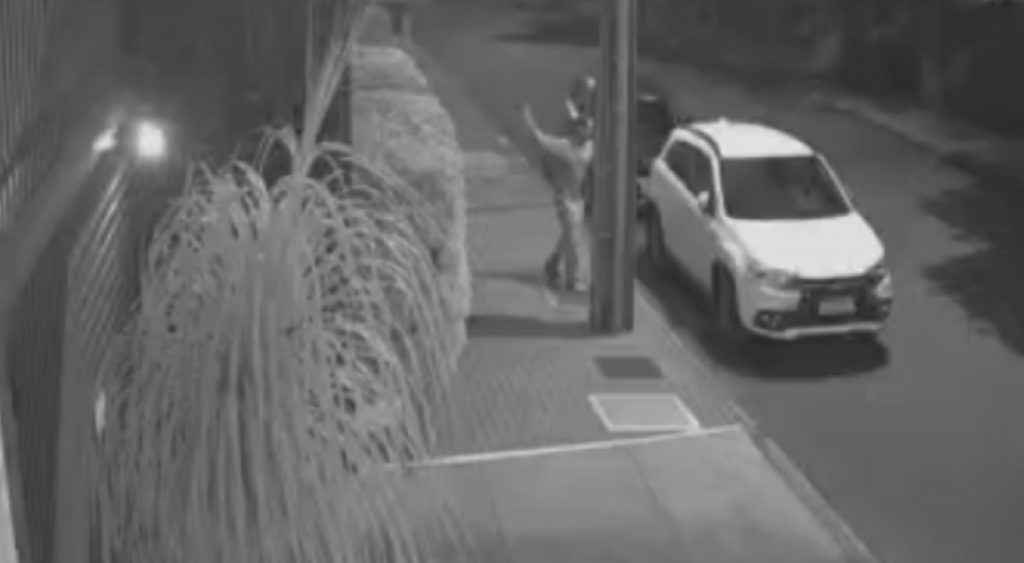 Ladrão quebra o vidro de veículo estacionado na Rua Manaus para furtar bolsa; Veja o vídeo Ladrão quebra o vidro de veículo estacionado na Rua Manaus para furtar bolsa; Veja o vídeo