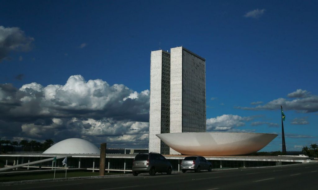 Câmara aprova projeto que autoriza contratações em universidades