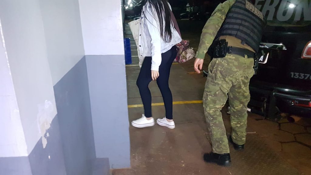 Jovem de 23 anos é detida pelo BPFron enquanto transportava cigarros contrabandeados em ônibus