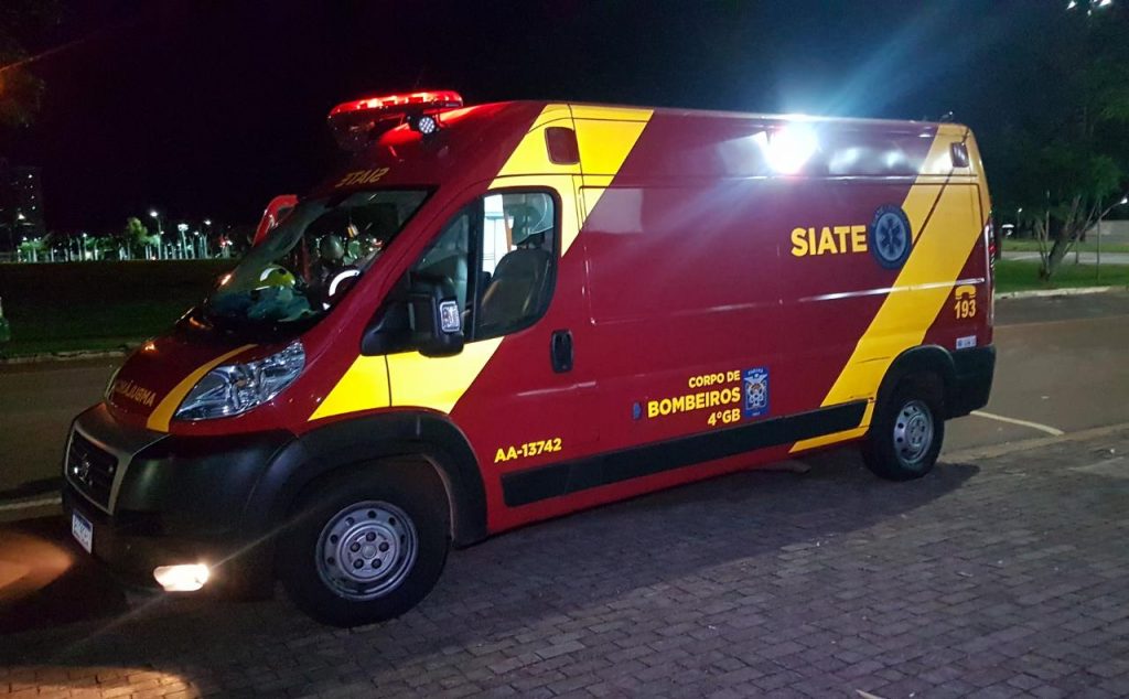 Homem que diz ter sido baleado é atendido pelo Siate na Rua Juscelino Kubitscheck Homem que diz ter sido baleado é atendido pelo Siate na Rua Juscelino Kubitscheck