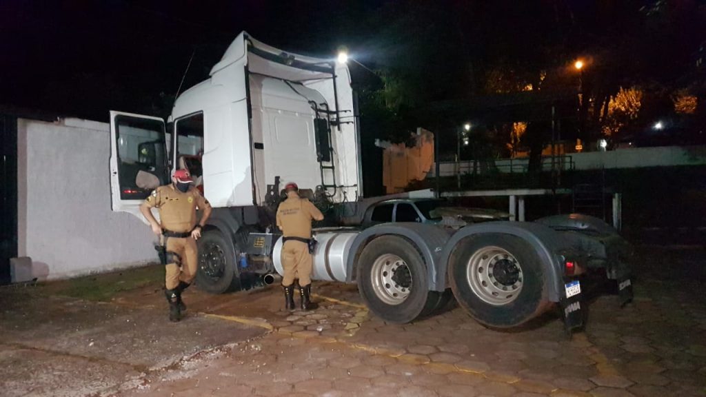 Caminhão Scania que havia sido roubado foi localizado abandonado às margens da PR-486; Motorista havia sido sequestrado