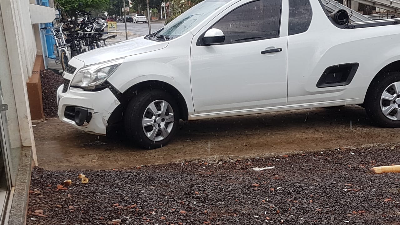 Veículos se envolvem em colisão no Bairro Santo Onofre Imagem referente a Veículos se envolvem em colisão no Bairro Santo Onofre