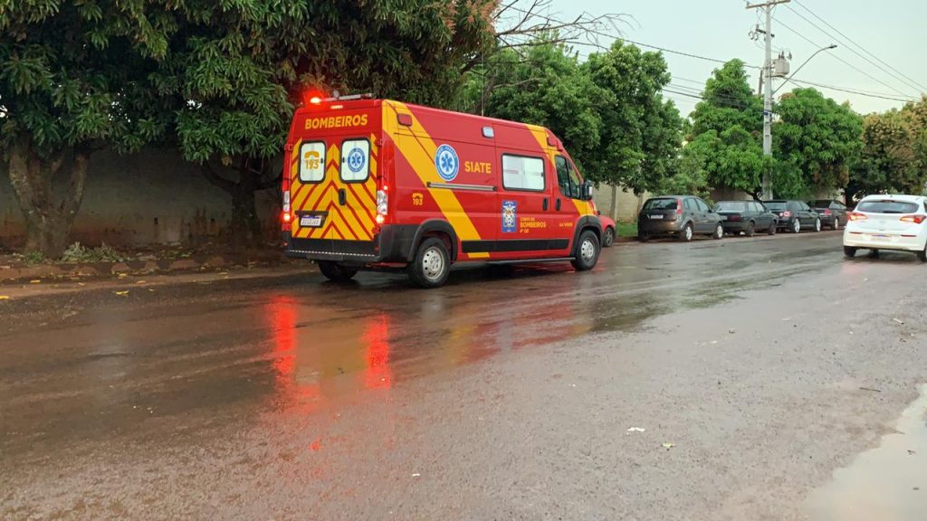 Ciclista fica ferido ao ser atingido por carro na Rua Pio XII, no Bairro Neva Ciclista fica ferido ao ser atingido por carro na Rua Pio XII, no Bairro Neva