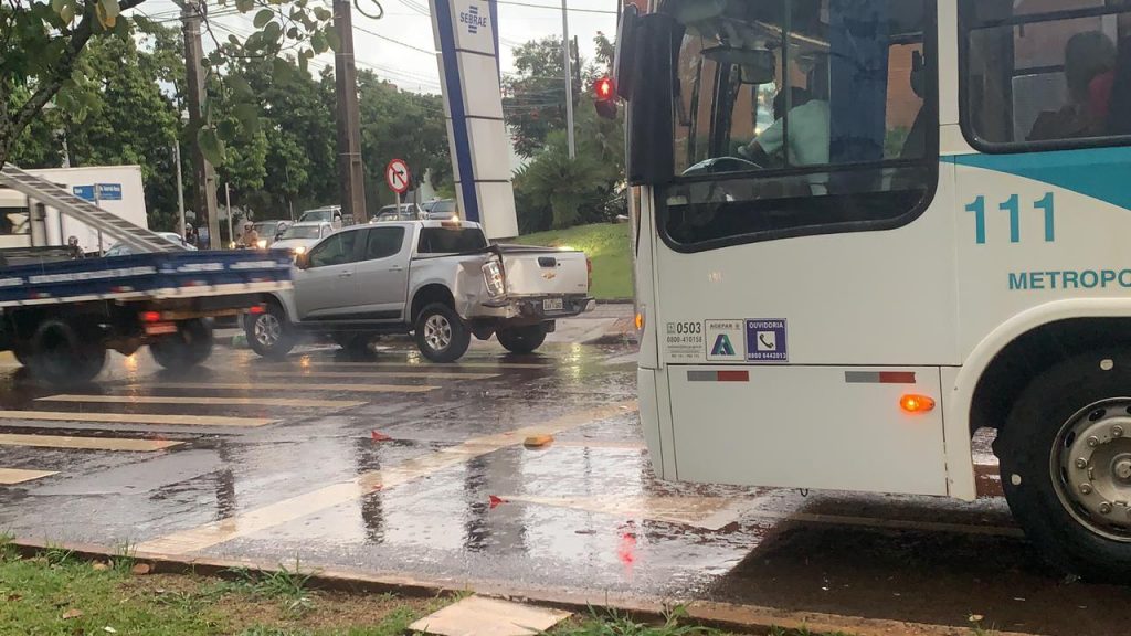 Ônibus e caminhonete se envolvem em acidente na Avenida Tancredo Neves Ônibus e caminhonete se envolvem em acidente na Avenida Tancredo Neves