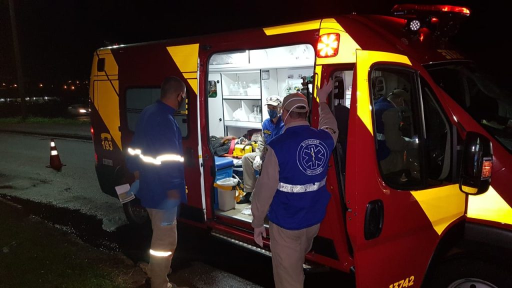 Idoso de 62 anos é atingido por carro na marginal da BR-277, no Bairro Santos Dumont Idoso de 62 anos é atingido por carro na marginal da BR-277, no Bairro Santos Dumont