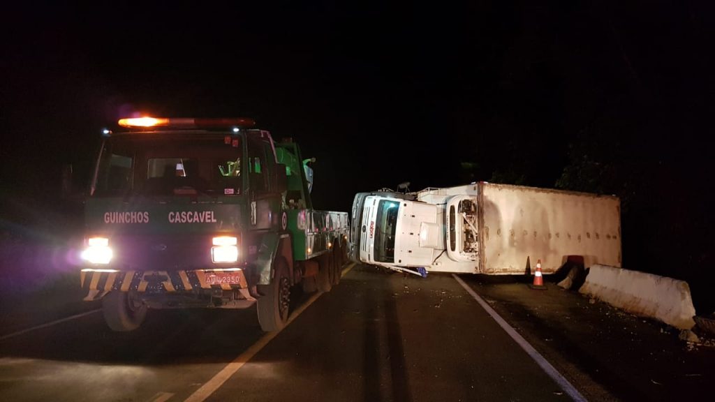 Caminhão tomba na BR-163, no Contorno Oeste, em Cascavel