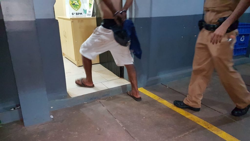Homem é detido pela Polícia Militar ao tentar roubar a bateria de um caminhão no Bairro Esmeralda