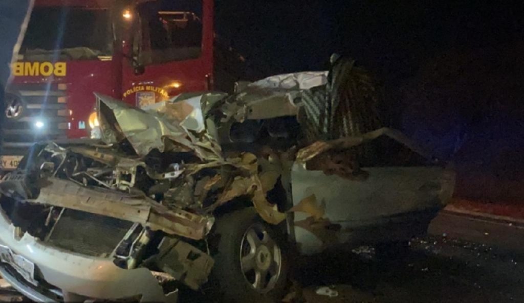 Mulher fica presa às ferragens em grave acidente na BR 277, em São Miguel do Iguaçu
