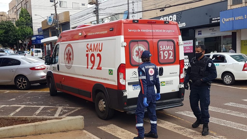 Mulher em surto é socorrida pelo Samu em farmácia na Avenida Brasil, no Centro