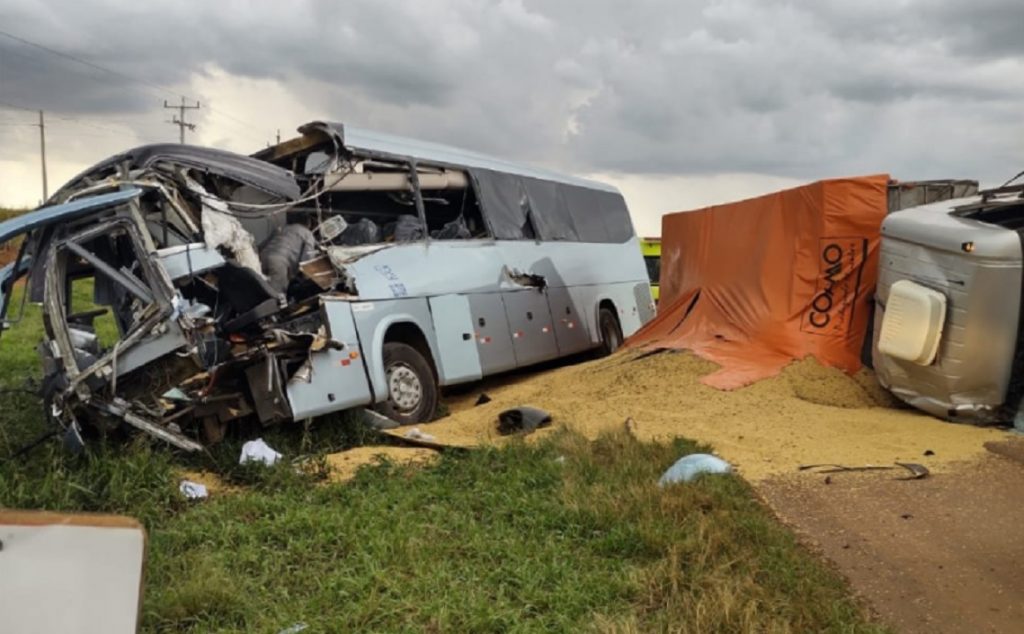 Ônibus, carreta e carro se envolvem em forte colisão na BR-277, em Guarapuava
