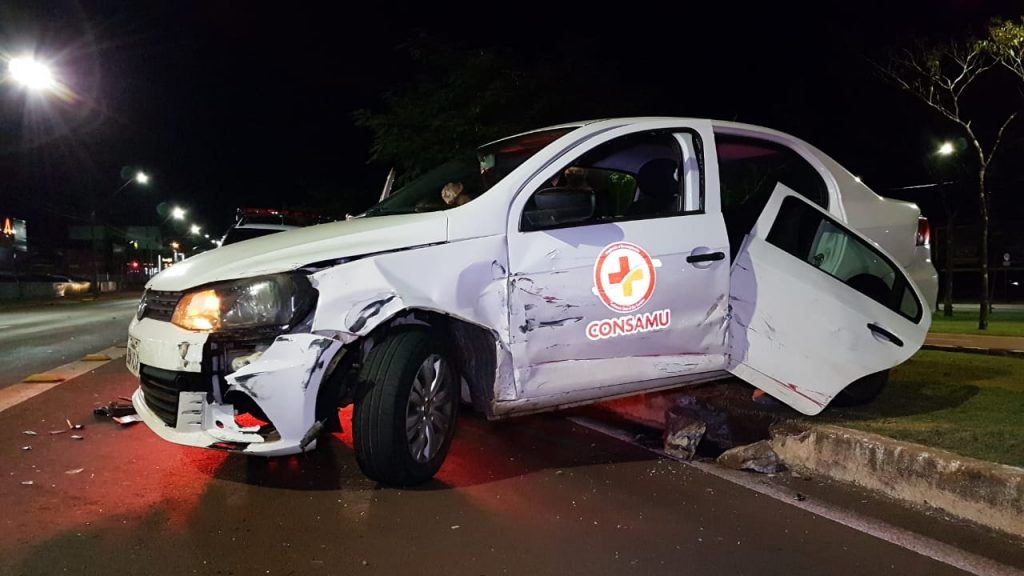 Veículo do Consamu e carreta se envolvem em acidente na Avenida Brasil, no Bairro São Cristóvão