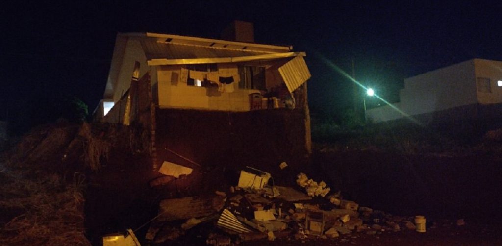 Residência de Corbélia é interditada após desmoronamento em aterro