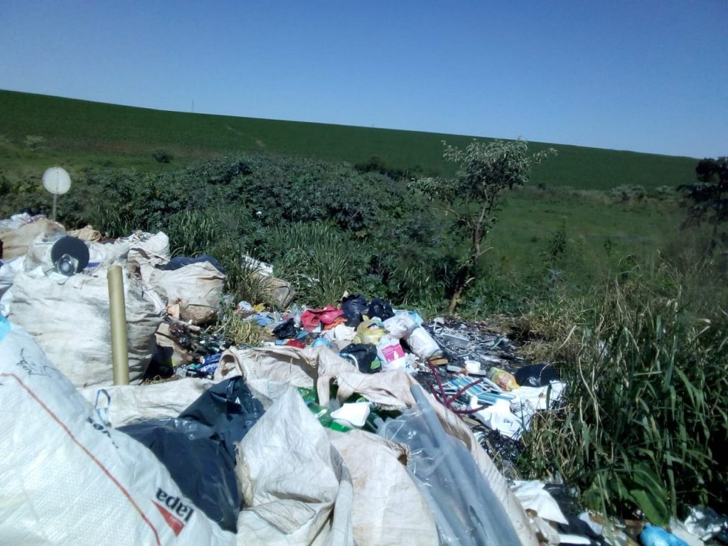 Descarte de entulhos e lixo em ruas do Bairro Esmeralda gera incômodo a morador