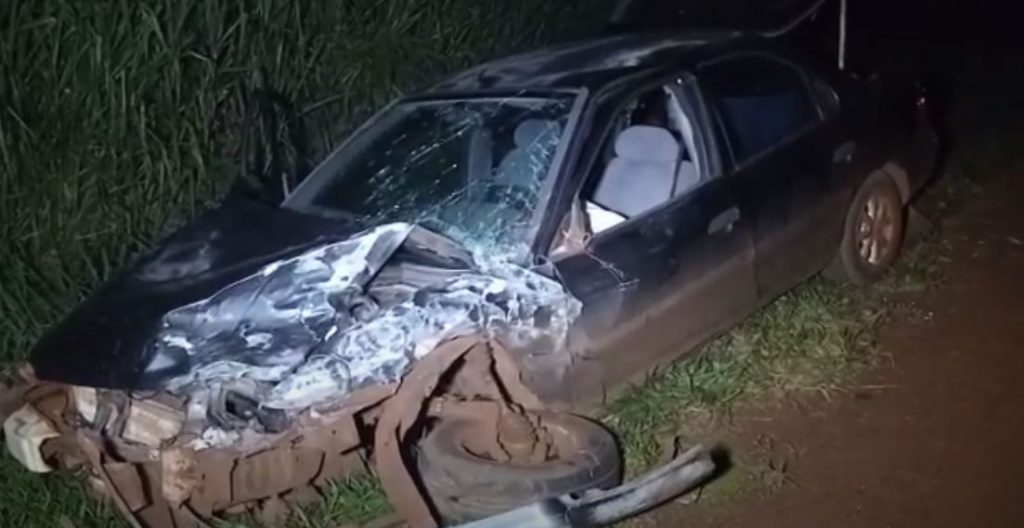 Carro capota após colisão na PR 239, em Toledo