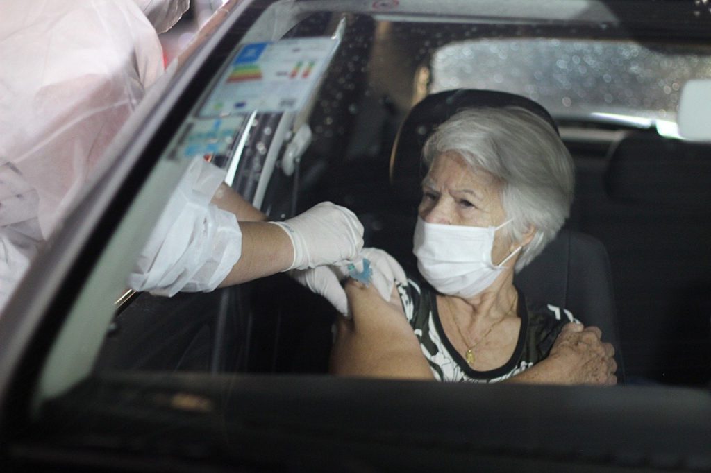 Secretaria de Saúde reforça que a vacinação hoje é para idosos com 65 anos nascidos entre 01/01 e 30/06