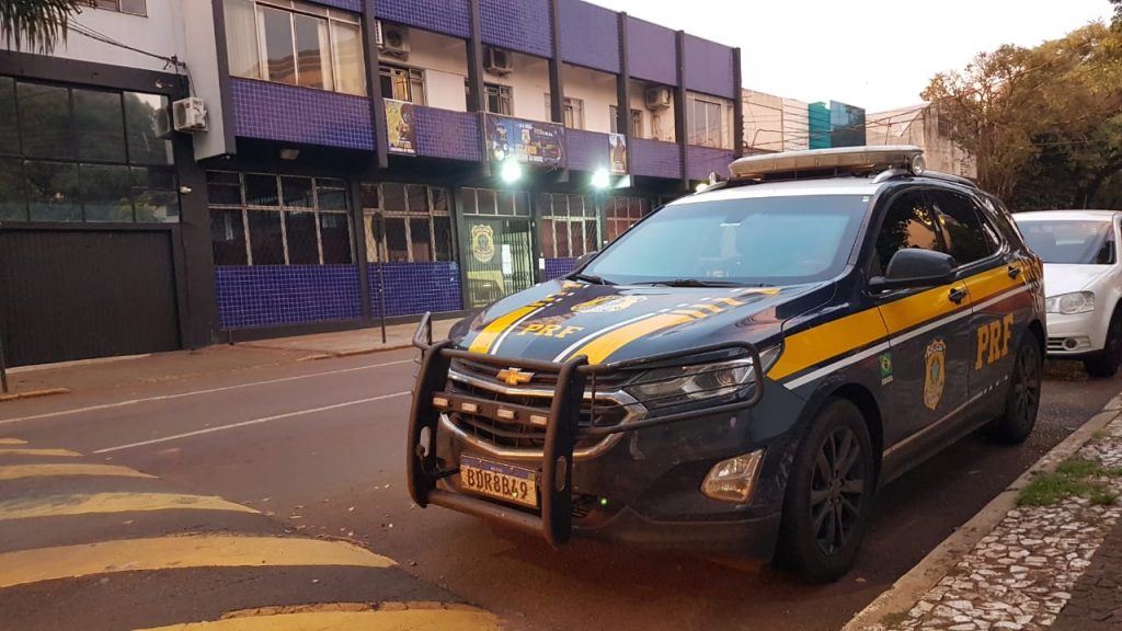 PRF realiza apreensão de cigarros contrabandeados; Motorista detido foi levado à PF de Cascavel