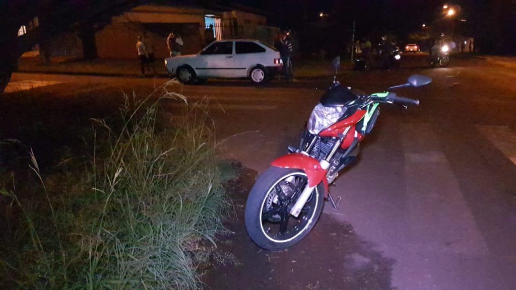 Motocicleta e Gol batem em cruzamento no Bairro Brasília