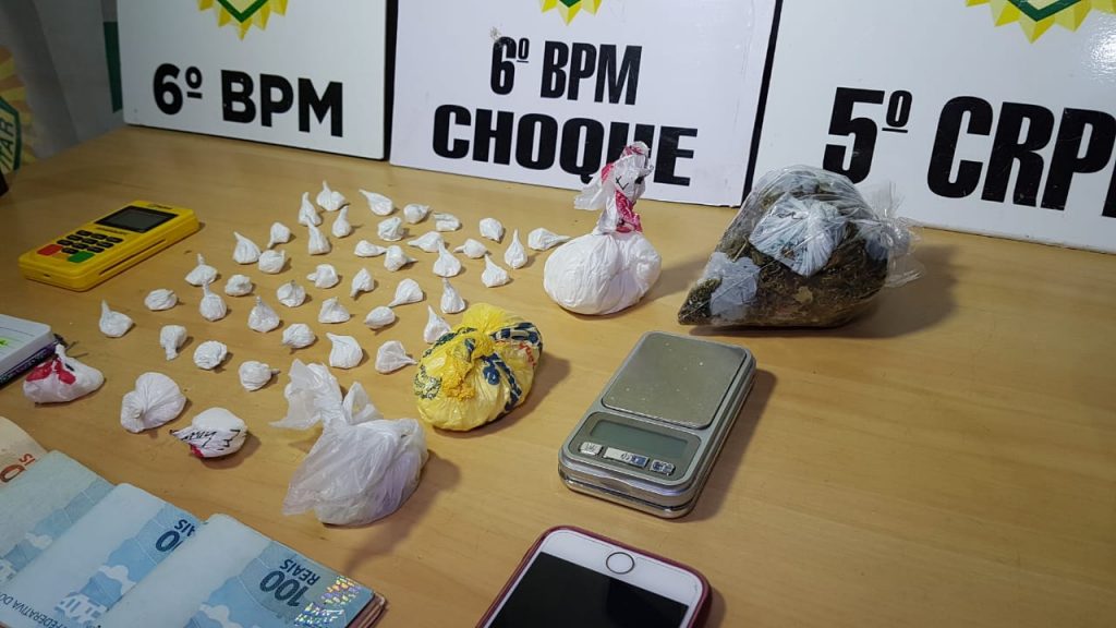 Após buscas em bairros de Cascavel, Choque detém dupla e apreende drogas