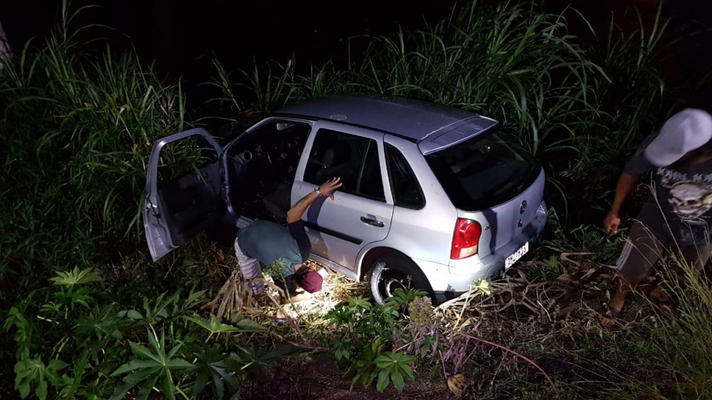 Carro sai da pista e vai parar ao lado de riacho no Bairro Santa Cruz