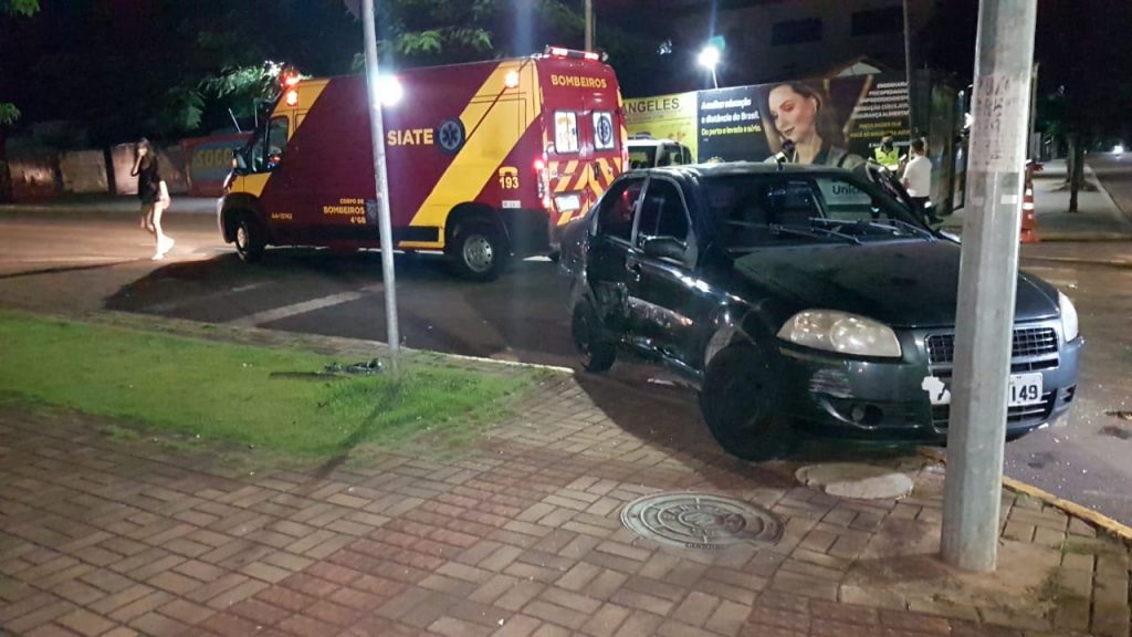 Kadett e Siena colidem no cruzamento das ruas JK e Recife; o Fiat chegou a tombar