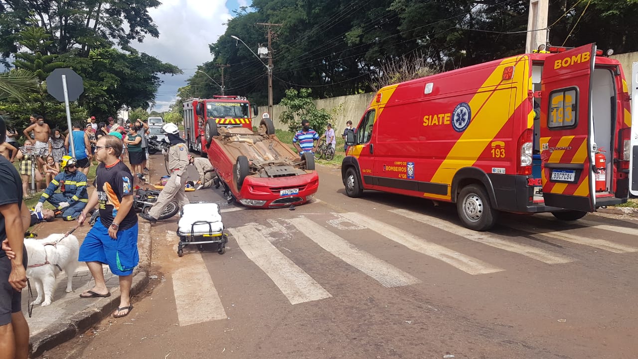 Imagem referente a Grave acidente de trânsito envolvendo três veículos, deixa motociclista ferida no Bairro Tarumã