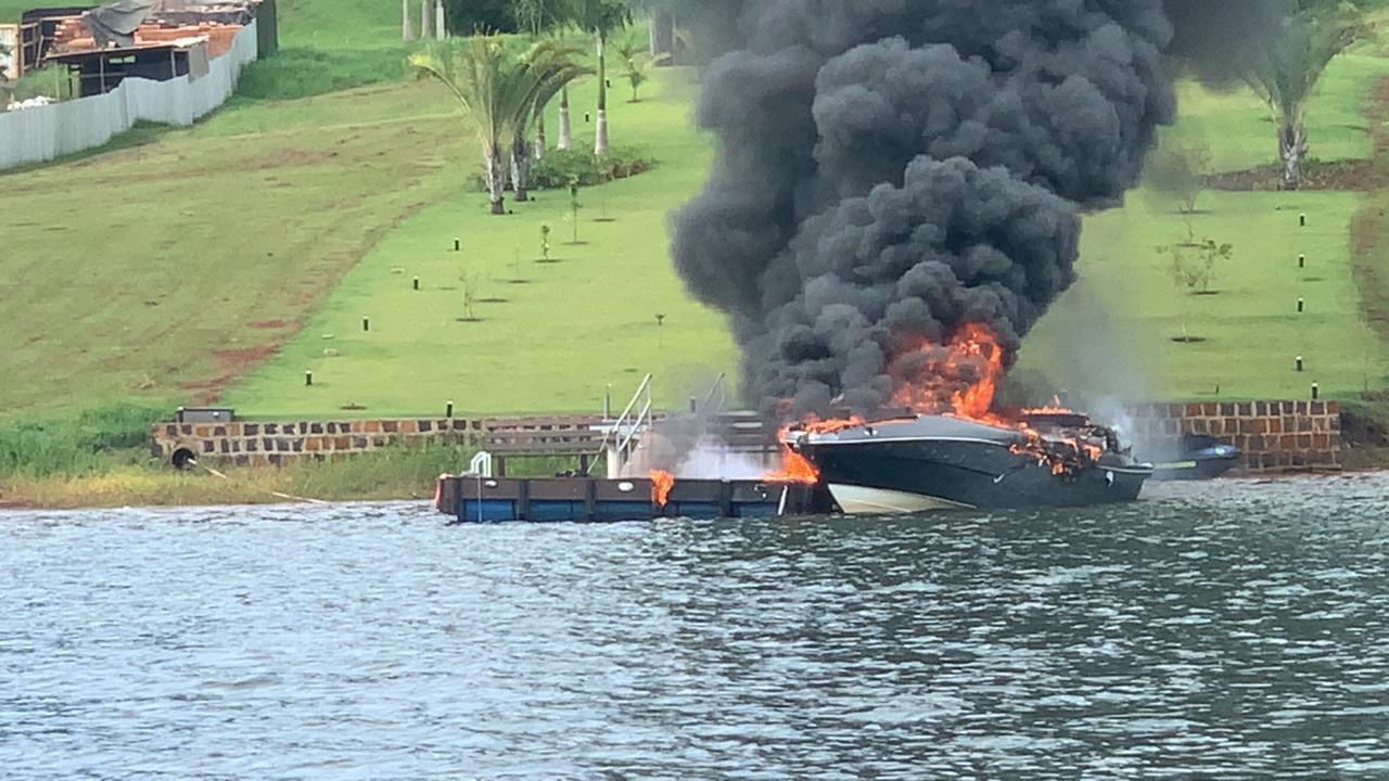Lancha fica destruída ao pegar fogo nas Marinas de Boa Vista Imagem referente a Lancha fica destruída ao pegar fogo nas Marinas de Boa Vista