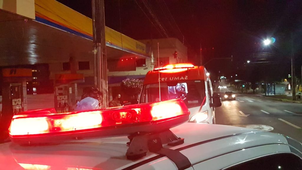 Homem flagrado nu é atendido pelo Samu e levado para o hospital