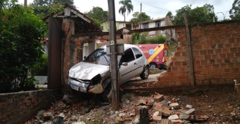 Carro derruba muro na serrinha da Palmeirinha, em Ponta Grossa
