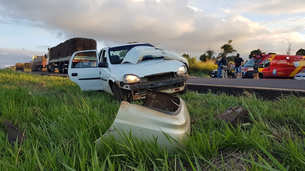 Corsa e Corolla se envolvem em acidente de trânsito na BR-467, em Cascavel