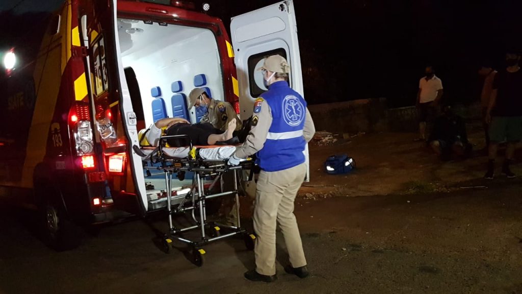 Colisão de trânsito deixa duas pessoas feridas na Rua Francisco Bartinik, no Coqueiral