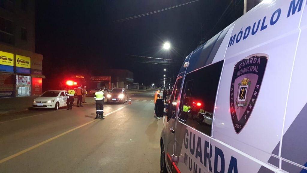 Forças de segurança realizam fiscalização na Avenida Itália, na região do Bairro Cascavel Velho