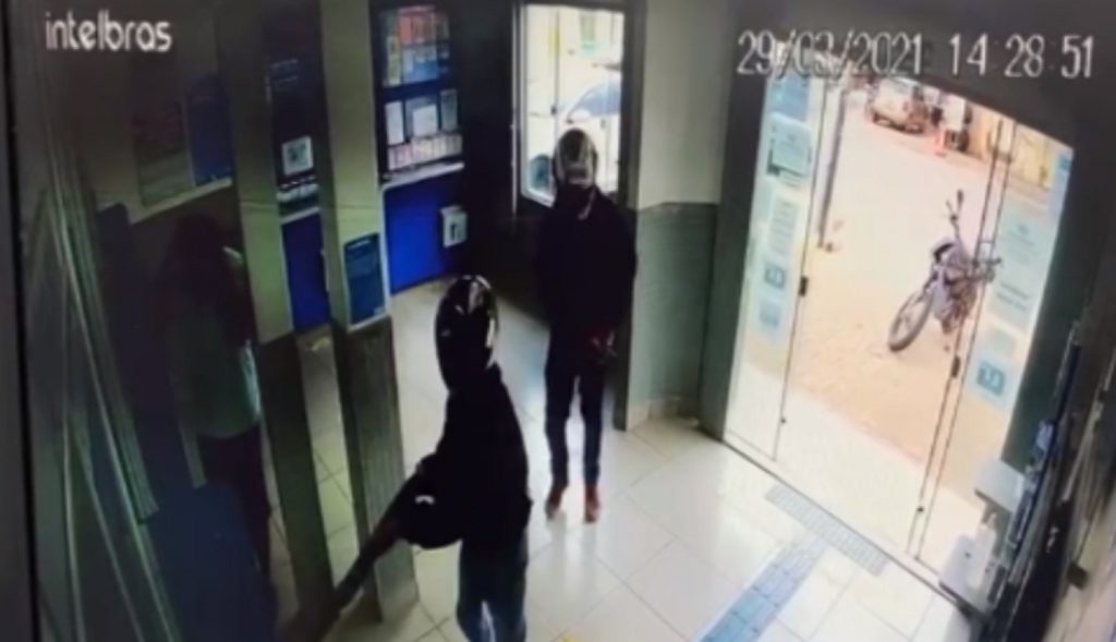 Homens portando espingarda invadem lotérica de Ponta Grossa; Veja o vídeo