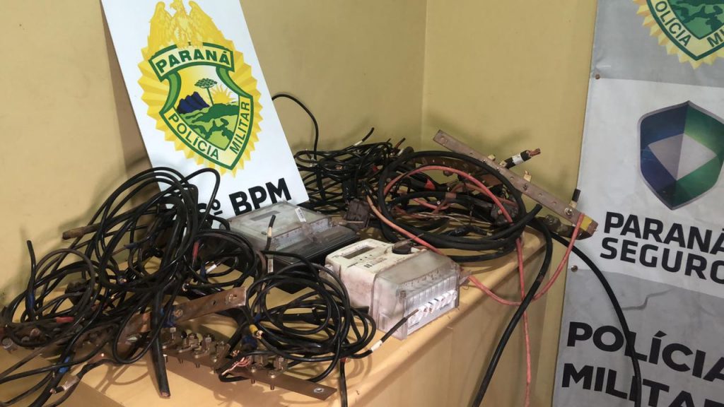 Homem é detido pela Polícia Militar ao tentar furtar fios de cobre e quadro de luz de prédio comercial, no Bairro Floresta