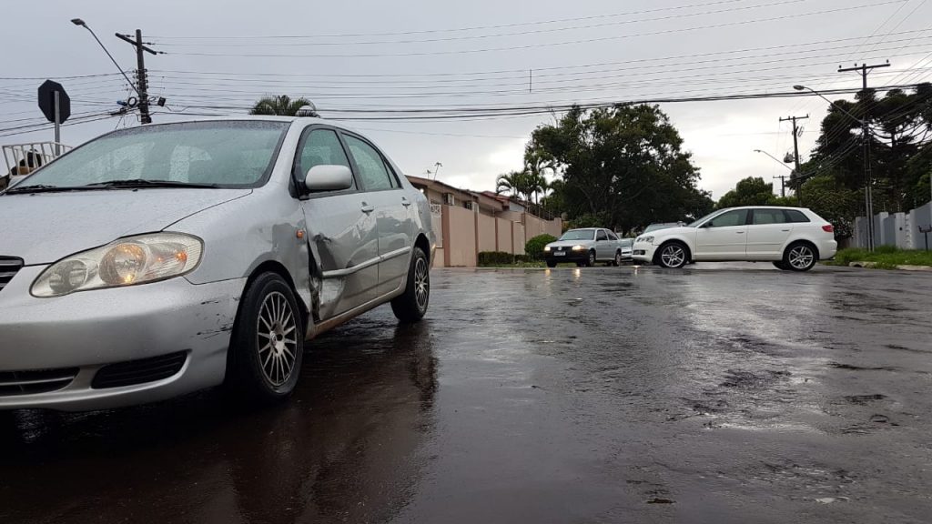 Mulher fica ferida após colisão entre Corolla e Audi na Rua Fagundes Varela