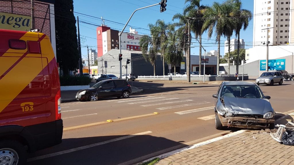 Corsa e Ford Ka se envolvem em acidente na Av. Brasil, esquina com a Rua Nereu Ramos, no Centro