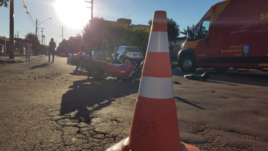 Carro e moto batem em cruzamento no Bairro Coqueiral
