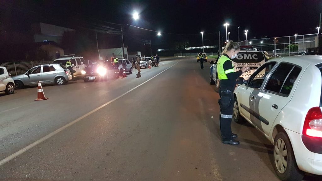 Em mais uma noite, equipes fazem blitz para fiscalizar trânsito e toque de recolher em Cascavel; 8 veículos foram recolhidos