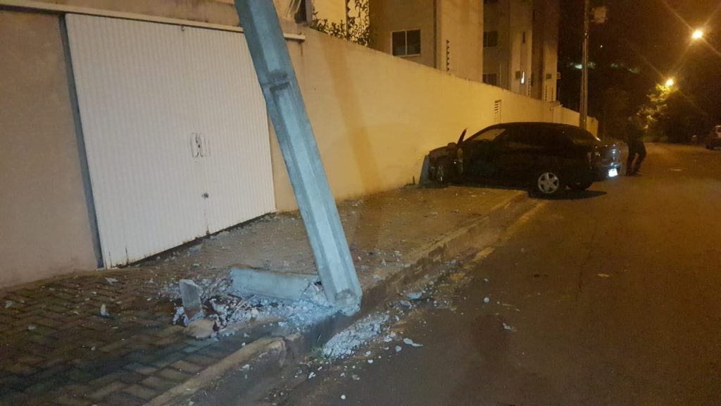 Renault Clio perde controle e colide com poste, no Bairro Cancelli