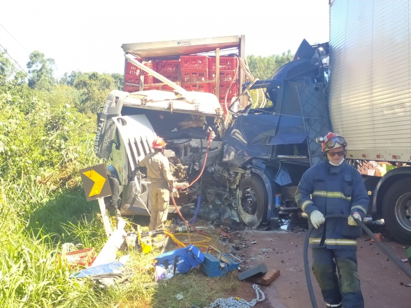 Grave acidente com dois caminhões e um carro bloqueia a rodovia PR-585 entre Toledo e São Pedro do Iguaçu Imagem referente a Grave acidente com dois caminhões e um carro bloqueia a rodovia PR-585 entre Toledo e São Pedro do Iguaçu
