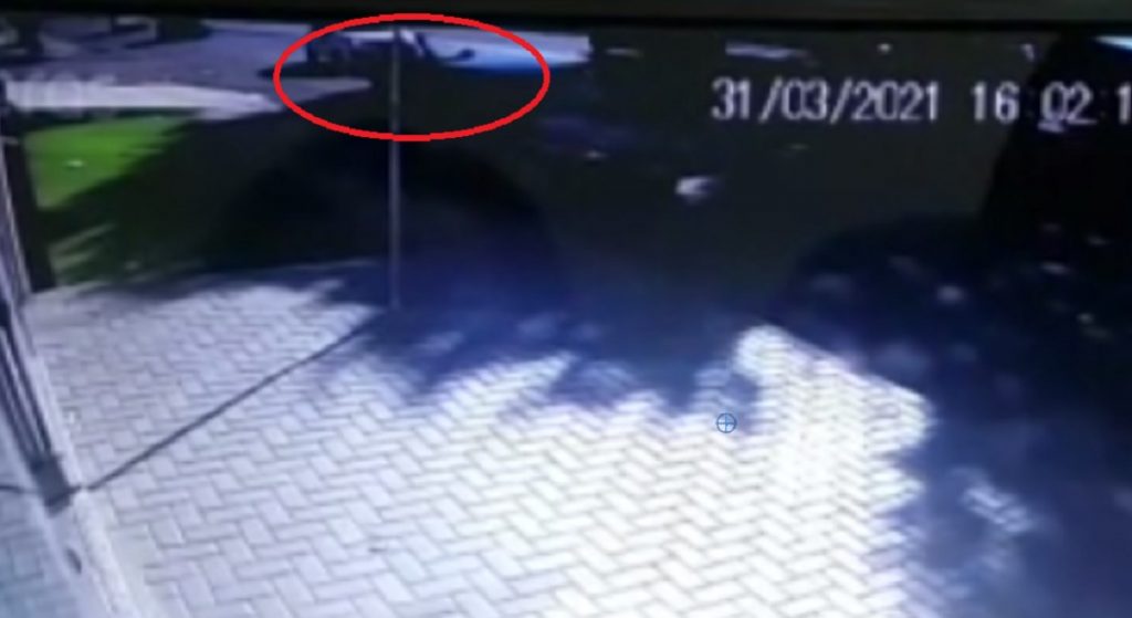 Câmera registra acidente de trânsito na Rua Souza Naves, no Bairro Parque São Paulo